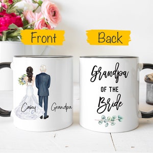 Może przedstawiać: Biały kubek ceramiczny z czarnym uchwytem. Prz&oacute;d kubka przedstawia kresk&oacute;wkową ilustrację pary młodej z imionami "Casey" i "Grandpa". Tył kubka głosi "Grandpa of the Bride" z małą gałązką eukaliptusa.