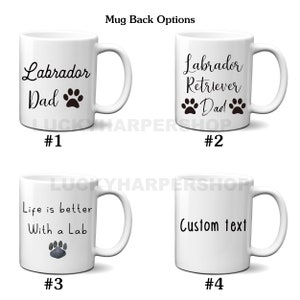 Puede incluir: Cuatro tazas de cer&aacute;mica blanca con texto negro y dise&ntilde;os de huellas de patas. Las tazas dicen "Labrador Dad", "Labrador Retriever Dad", "Life is better With a Lab" y "Custom text". Las tazas est&aacute;n etiquetadas #1, #2, #3 y #4.