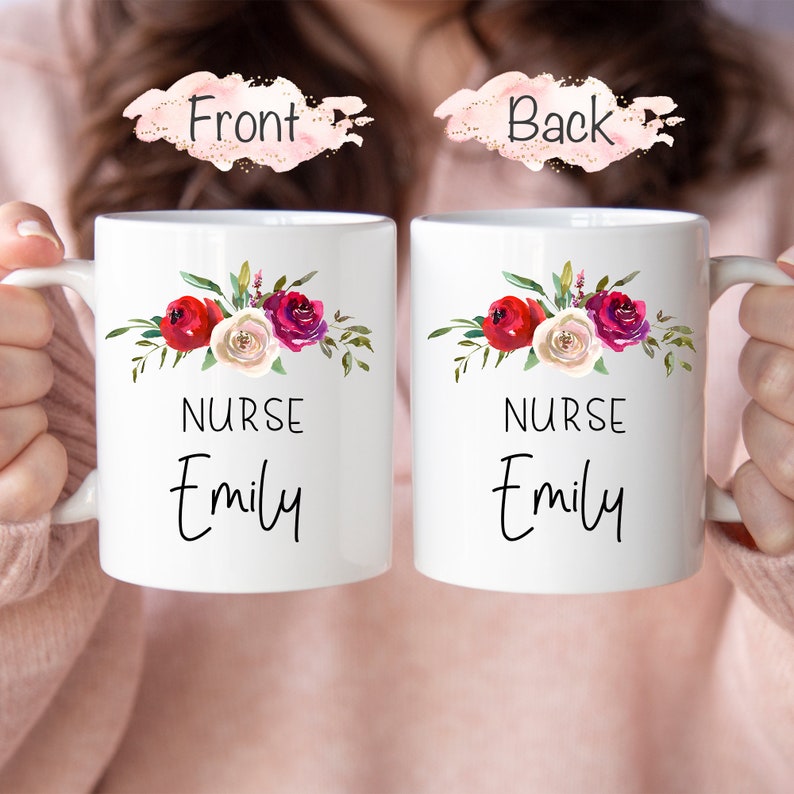 Puede incluir: Dos tazas de cer&aacute;mica blanca con texto negro y dise&ntilde;os florales. El texto en las tazas dice "Nurse Emily".