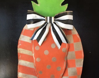 EASTER DOOR HANGER / Easter Door Decor Bright Orange Screen Wire Easter Carrot Bundle Doornament Door Hanger Wreath