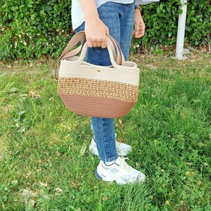 Braune Harmonie Umhängetasche, handgemachte Schultertasche, dreifarbige Polyesterkordel, verstellbarer Riemen, Boho-Stil, elegantes und funktionelles Design Bild 8