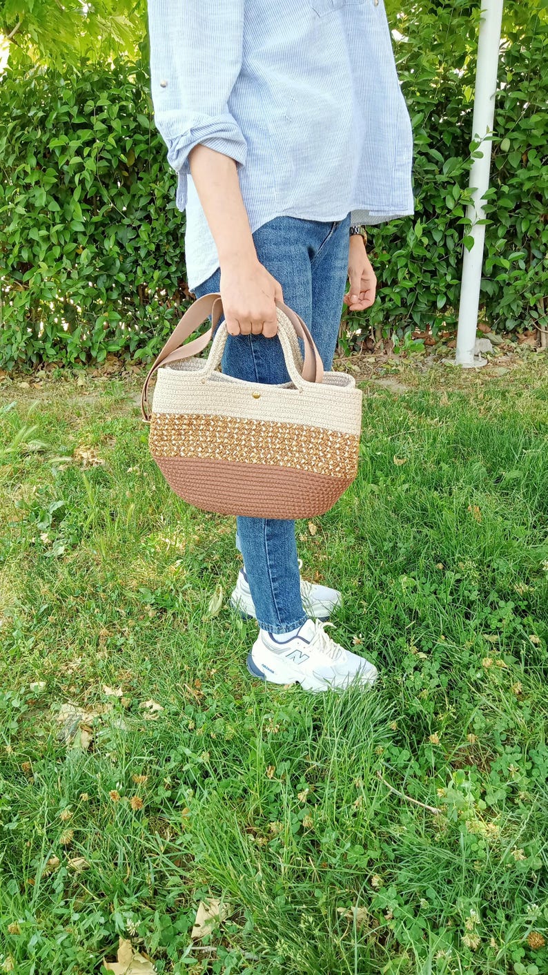 Braune Harmonie Umhängetasche, handgemachte Schultertasche, dreifarbige Polyesterkordel, verstellbarer Riemen, Boho-Stil, elegantes und funktionelles Design Bild 8