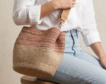 Umhängetasche aus Stroh mit Farbverlauf, Boho Sommer Tasche mit verstellbarem Riemen, handgemachte Schultertasche für Damen im natürlichen Stil