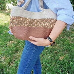 Braune Harmonie Umhängetasche, handgemachte Schultertasche, dreifarbige Polyesterkordel, verstellbarer Riemen, Boho-Stil, elegantes und funktionelles Design Bild 9