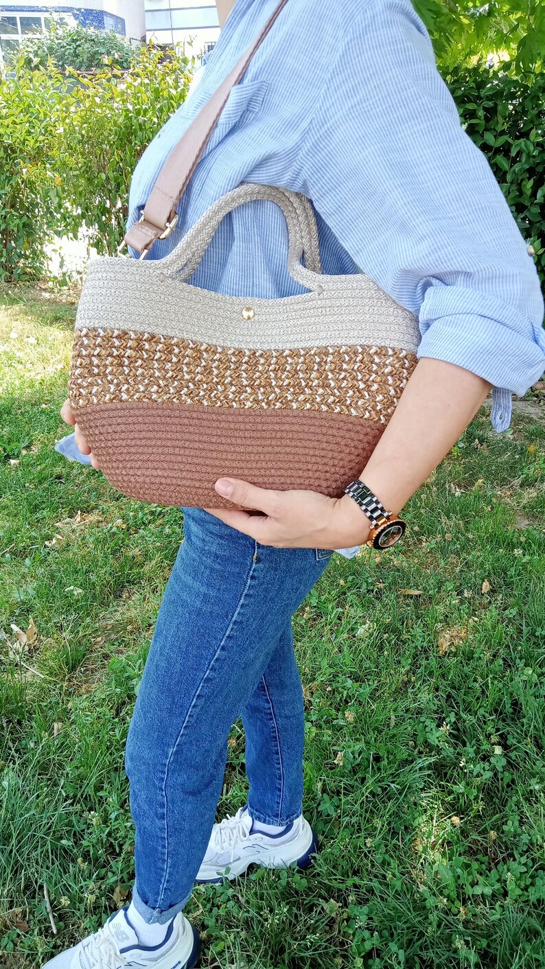 Braune Harmonie Umhängetasche, handgemachte Schultertasche, dreifarbige Polyesterkordel, verstellbarer Riemen, Boho-Stil, elegantes und funktionelles Design Bild 9