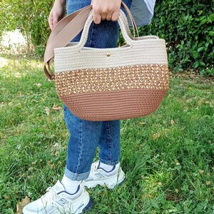 Braune Harmonie Umhängetasche, handgemachte Schultertasche, dreifarbige Polyesterkordel, verstellbarer Riemen, Boho-Stil, elegantes und funktionelles Design Bild 7