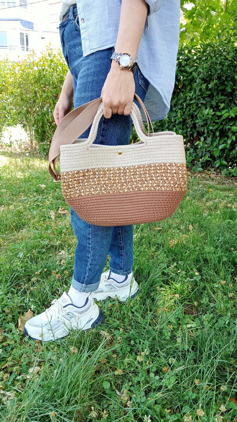 Braune Harmonie Umhängetasche, handgemachte Schultertasche, dreifarbige Polyesterkordel, verstellbarer Riemen, Boho-Stil, elegantes und funktionelles Design Bild 7