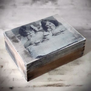 Vintage casket / tea box with 6 compartments