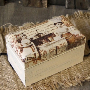Vintage casket / tea box with 2 compartments