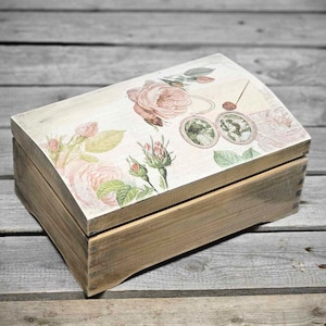 Vintage casket / tea box with 2 compartments
