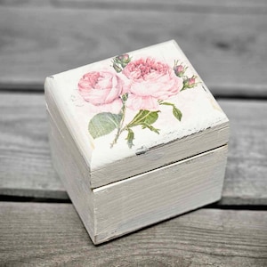 Vintage casket / tea box with 1 compartment