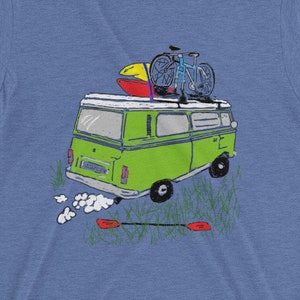 Puede incluir: Una furgoneta vintage verde con una tabla de surf, una bicicleta y remos en la parte superior. La furgoneta está conduciendo por un camino con nubes blancas detrás.