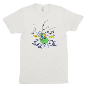 Puede incluir: Una camiseta blanca con un dibujo en blanco y negro de una persona haciendo kayak en un río. La persona lleva un chaleco salvavidas azul y amarillo y un casco azul. El río está representado con líneas azules y blancas.