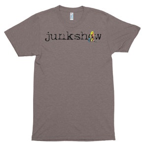 Puede incluir: Una camiseta gris jaspeada con el texto "junkshow" impreso en negro en la parte delantera.