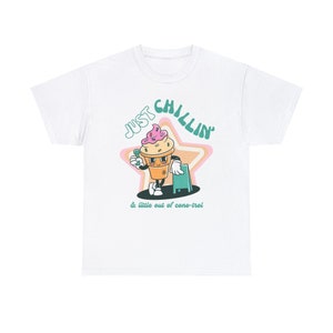 Camiseta retro de dibujos animados Just Chillin' / Camiseta de helado / Camiseta con texto divertido y peculiar / Camiseta gráfica de estilo vintage / Camiseta unisex