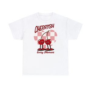 Camiseta retro con dibujos animados de Cherrys Every Moment / Camiseta de cerezas / Camiseta con cita divertida / Camiseta gráfica de estilo vintage / Camiseta unisex