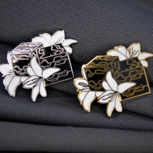 Pin de esmalte duro de Nier Automata Lilly Box (grado B)