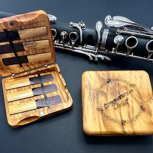 Boîte de rangement d'anches de clarinette de luxe en bois d'olivier - Cadeau personnalisé pour les joueurs de clarinette - Gravure personnalisée - Expédition via DHL Express Shipping