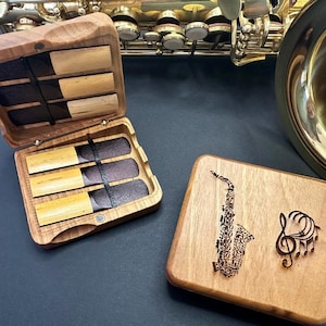 Saxophonblatt-Aufbewahrungsbox aus Walnussholz - Ideales personalisiertes Geschenk für Altsaxophonisten mit individueller Gravur - Versand per DHL