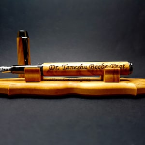 Personalisierter Doktor Geschenk, handgefertigter Olivenholz-Füllfederhalter, hölzerner Luxus-Füllfederhalter, Doktorbüro Dekor, Abschlussgeschenk, Schiff per DHL