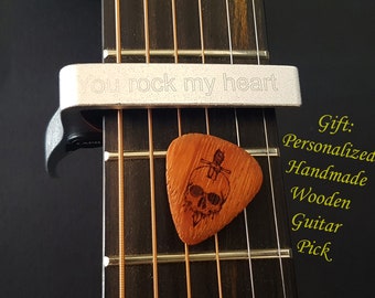 Gitarre Kapodaster, personalisierte Gitarre Kapodaster, Ukelele Kapodaster, Gitarren Zubehör, Gitarrist Geschenk, benutzerdefinierte Kapodaster, Geschenk ein hölzernes Plektrum