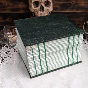 Handgemachtes Grimoire aus grünem Aventurin: Veganes Buch der Schatten