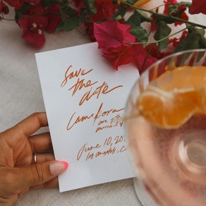 Artístico guardar las fechas e invitaciones, dibujado a mano guardar la fecha, con letras a mano guardar las fechas y las invitaciones, escrito a mano guardar la fecha