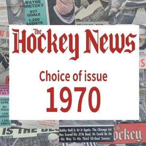 Peut inclure: Une couverture de magazine vintage pour The Hockey News, avec un titre rouge et blanc avec le texte "Choice of issue 1970". La couverture présente un collage de joueurs de hockey et d'action de jeu.
