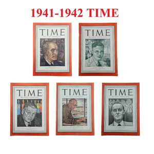 Puede incluir: Cinco portadas de la revista TIME vintage de 1941-1942 con retratos en blanco y negro de hombres. Cada portada tiene un borde rojo y la palabra "TIME" en letras blancas.