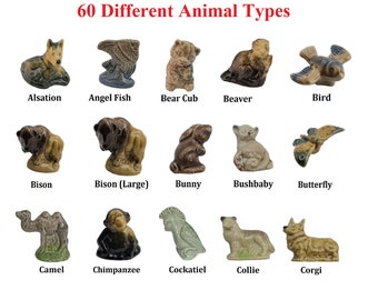 Könnte beinhalten: Eine Sammlung kleiner Tierfiguren, darunter ein Schäferhund, ein Angelfisch, ein Bärenjunges, ein Biber, ein Vogel, ein Bison, ein Hase, ein Bushbaby, ein Schmetterling, ein Kamel, ein Schimpanse, ein Kakadu, ein Collie und ein Corgi. Der Text "60 Different Animal Types" ist zu sehen.