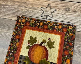 Quilted Small Pumpkin Autumn Wallhanging with included Hanger, 20" x 15"