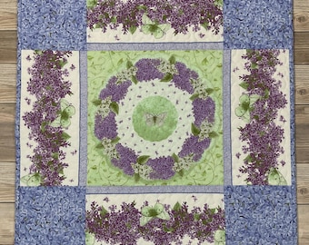 Topper da tavolo trapuntato dalla primavera all'estate Bloomerang, lillà e farfalle, da appendere alla parete, quadrato 61 cm (verde chiaro+pervinca)