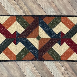 Gesteppter Scrappy Patchwork Kansas Troubles Tischläufer, 100 x 33 cm