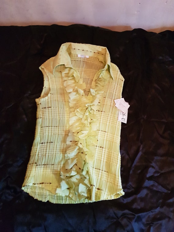 Green flowery front sleeveless blouse