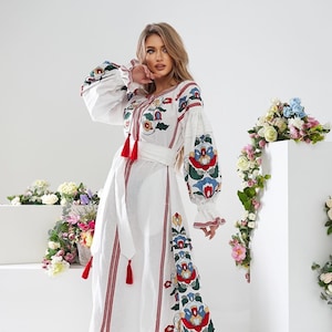 Vestido de boda bordado de lino blanco con bordado ucraniano Vyshyvanka Vestido étnico Caftán estilo bohemio Regalo para ella DÍA DE LA MADRE