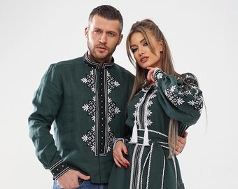 Peut inclure: Un couple portant des chemises brodées assorties de couleur verte avec des motifs géométriques noirs et blancs. Les chemises ont des manches longues et un col. L'homme porte un jean bleu et la femme porte une longue jupe.