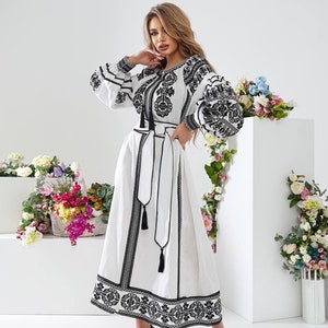 ¡Novedad 2025! Vestido blanco de lino bordado con bordados Vestido ucraniano Vyshyvanka Caftán étnico Estilo boho Regalo para ella DÍA DE LA MADRE