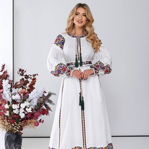 Vestido bordado de lino blanco con bordado de boda Vestido ucraniano Vyshyvanka Caftán étnico Estilo boho Regalo para ella DÍA DE LA MADRE