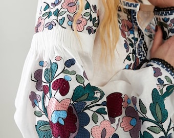 Witte linnen Oekraïense Vyshyvanka-blouse, geborduurd boho-shirt bloemen