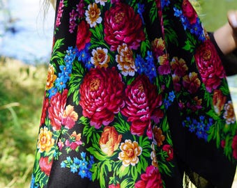 Zwarte wollen sjaal met Slavisch borduurwerk - Oekraïense bloemensjaal, etnische wollen sjaal, perfect cadeau voor vrouwen, moeder of meisje