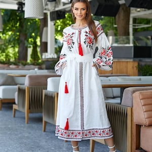 Vestido de novia de lino blanco con exquisito bordado ucraniano Vyshyvanka Vestido de lino blanco bordado Vestido ucraniano estilo boho Navidad