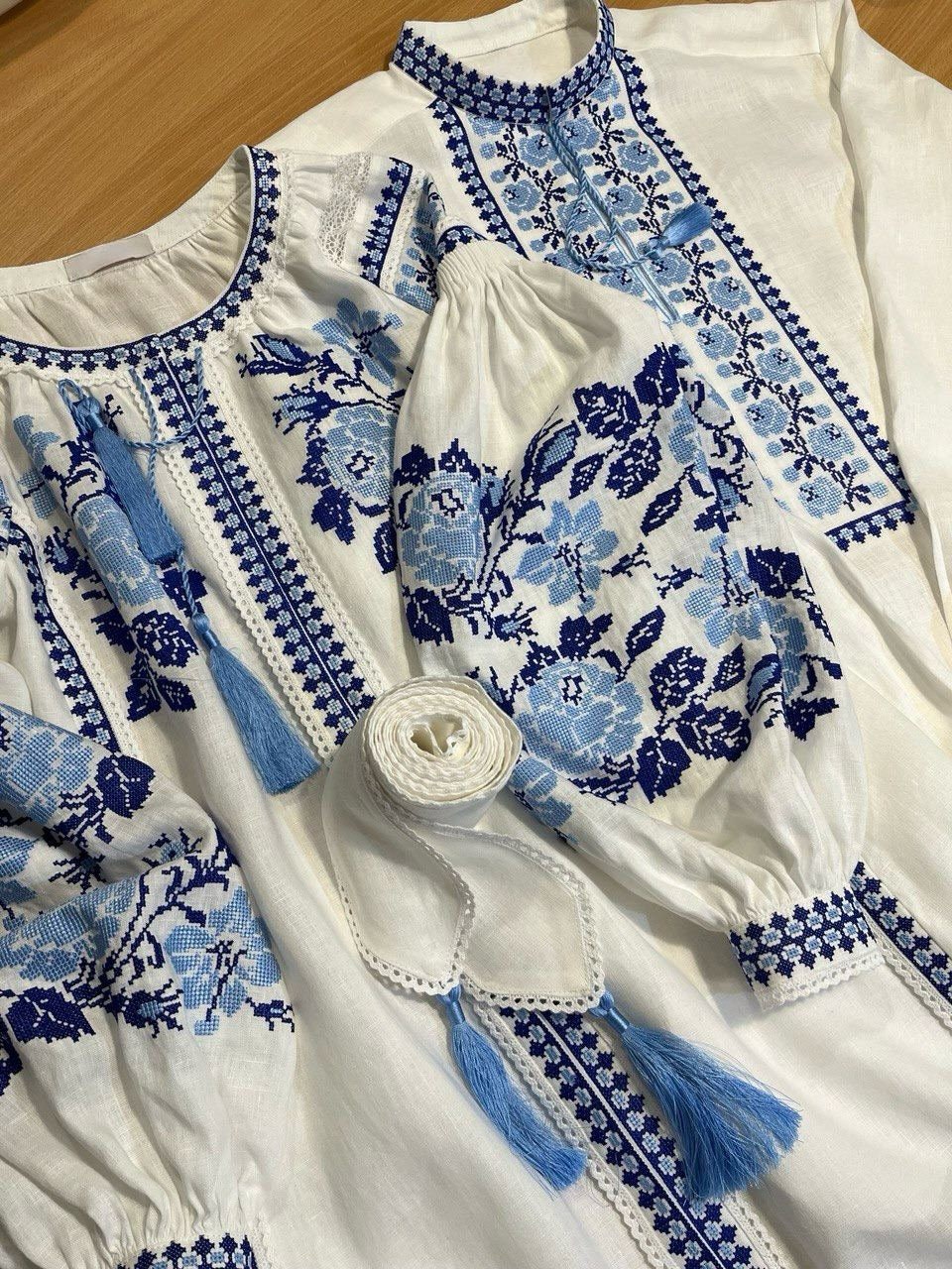 Camicia tradizionale ucraina da uomo in lino bianco Panska, motivo etnico, ricamo bianco su bianco, ricamo blu su bianco - Italia