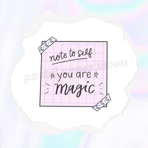 Op de afbeelding: Een roze en witte notitie met een raster en de tekst "note to self: you are magic", geschreven in zwarte inkt. De notitie is vastgeplakt op een witte achtergrond met twee stukjes tape met een halve maan ontwerp.