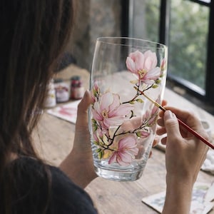 Vase magnolia peint à la main, vase en verre fleur rose blanc fait main, cadeau personnalisé, art magnolia, décoration florale personnalisée image 4