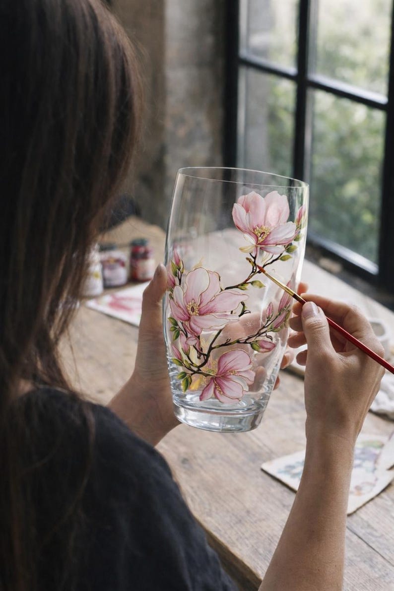 Vase magnolia peint à la main, vase en verre fleur rose blanc fait main, cadeau personnalisé, art magnolia, décoration florale personnalisée image 4