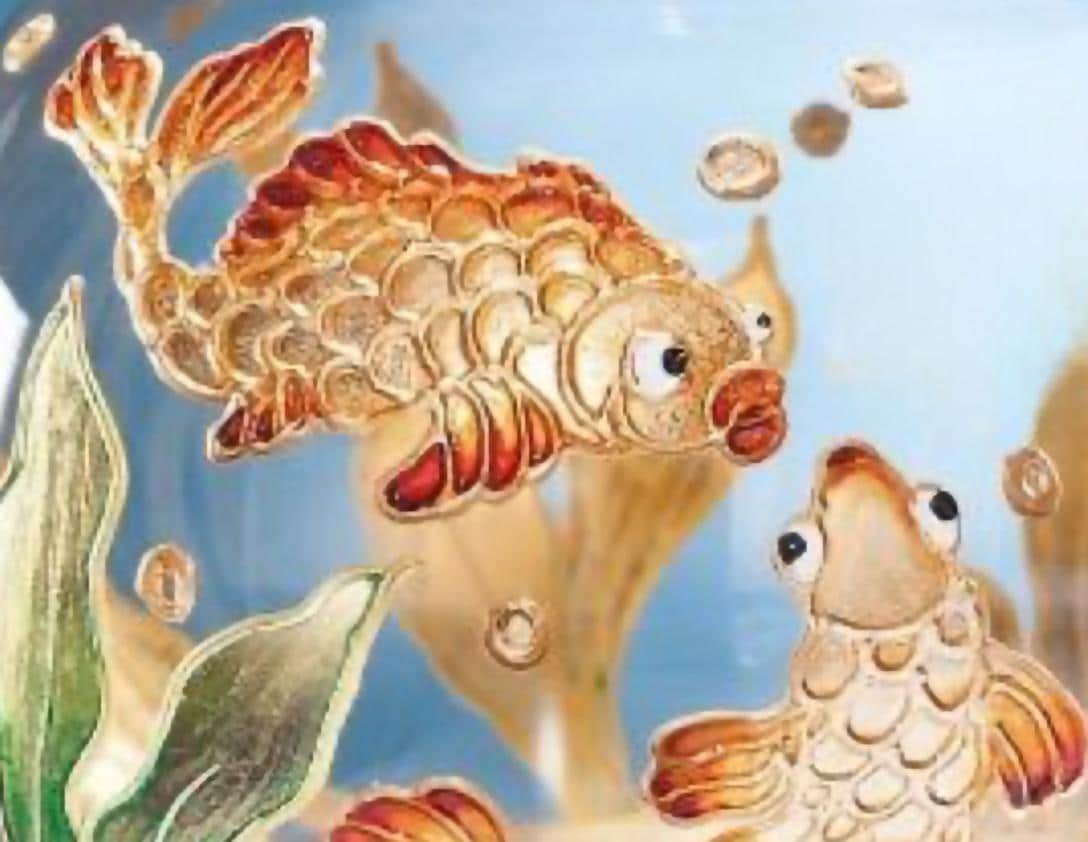 手描きの金魚グローブ水槽、ステンドグラスの丸いガラスの花瓶、デスク
