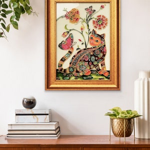 以下が含まれることがあります： カラフルな猫と蝶が描かれたステンドグラスの額縁入りアート作品。猫はピンク、赤、黄色の花に囲まれています。作品は白い背景に飾られています。