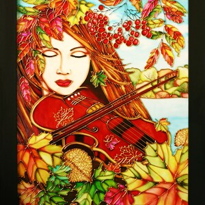 Pu&ograve; includere: Un'opera d'arte in vetro colorato che raffigura una donna con lunghi capelli rossi che suona il violino. &Egrave; circondata da foglie autunnali in tonalit&agrave; di rosso, arancione, giallo e verde. Lo sfondo presenta un cielo blu con nuvole bianche.