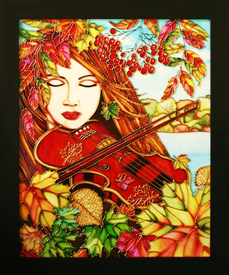 Pu&ograve; includere: Un'opera d'arte in vetro colorato che raffigura una donna con lunghi capelli rossi che suona il violino. &Egrave; circondata da foglie autunnali in tonalit&agrave; di rosso, arancione, giallo e verde. Lo sfondo presenta un cielo blu con nuvole bianche.