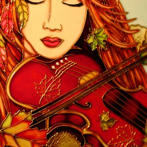 Pu&ograve; includere: Un'opera d'arte in vetro colorato che raffigura una donna con lunghi capelli rossi che suona il violino. Gli occhi della donna sono chiusi ed &egrave; circondata da foglie autunnali e bacche.
